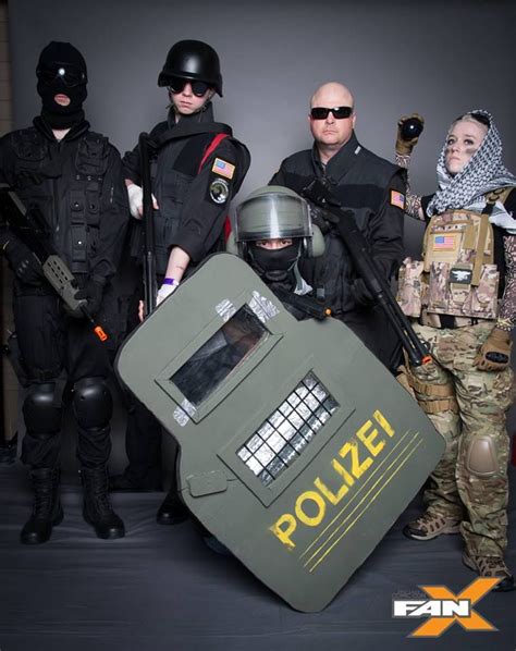 Tom Clancy Rainbow Six Siege Cosplay Characters for SLCC 2017 Fan-X | Drôle