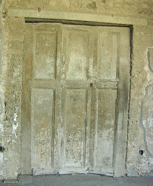 File:Plaster cast of folding doors, Pompeii.jpg - Wikimedia Commons