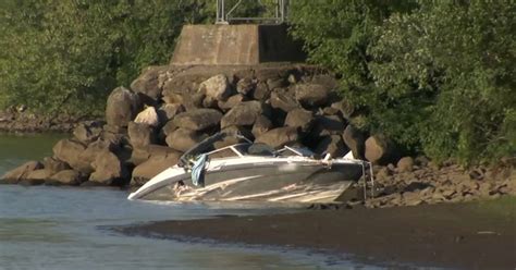 1 dead, 7 injured after boat crashes into shore of Connecticut River