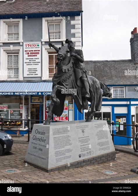 Statue to Owain Glyndwr (1349 - 1416) in the Denbighshire town of Corwen, North Wales Stock ...