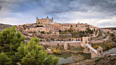 NAVEGANDO POR EL RÍO DE LA HISTORIA MYRIAM COBOS: TOLEDO