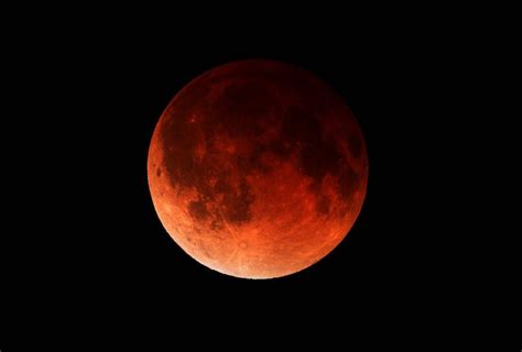 Eclipse tonight. What a Blood Moon is—and isn't. Eclipse article link in the Comments. : r ...