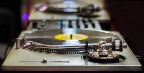 5 Best DJ Turntables For Beginners in 2020 (reviews)