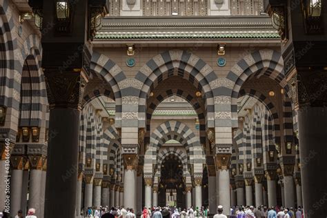 The Charming Interior works and Light designing of Masjid al Nabawi ...