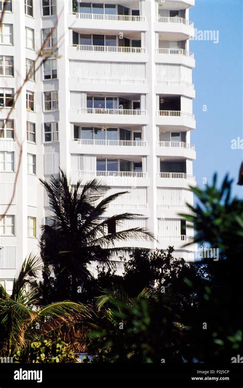 Modern apartment building in Florida Stock Photo - Alamy