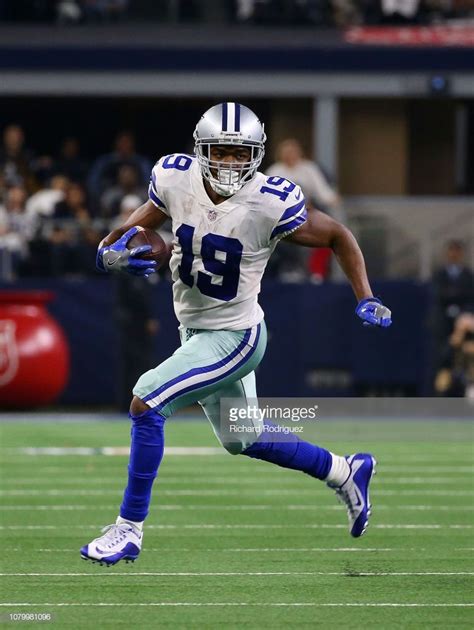 Amari Cooper of the Dallas Cowboys carries the ball against the... | Dallas cowboys players ...