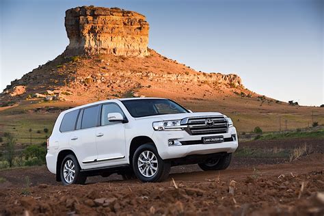 TOYOTA Land Cruiser 200 / V8 specs & photos - 2015, 2016, 2017, 2018 ...