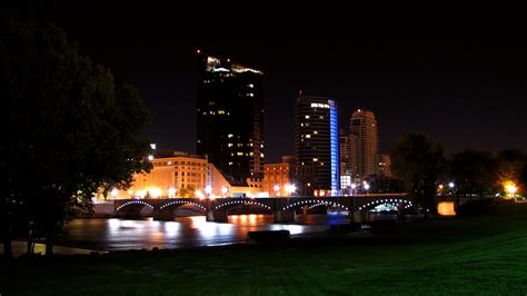 File:Grand Rapids Skyline, night, 2009.jpg - Wikipedia, the free ...