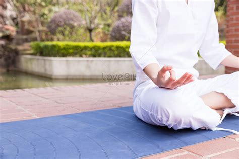 Female Yoga Meditation Features Picture And HD Photos | Free Download On Lovepik