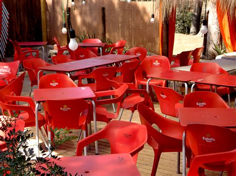 Gambar : meja, restoran, merah, kendaraan, kursi-kursi, di luar, keahlian memasak, outside ...