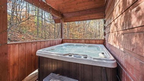 5 Unbelievably Romantic Cabin Getaways with Hot Tubs