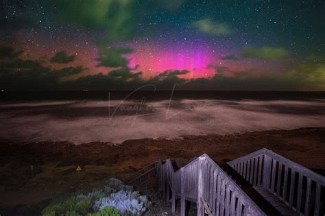 Aurora Australis photography by Vaughan Laws Photography.