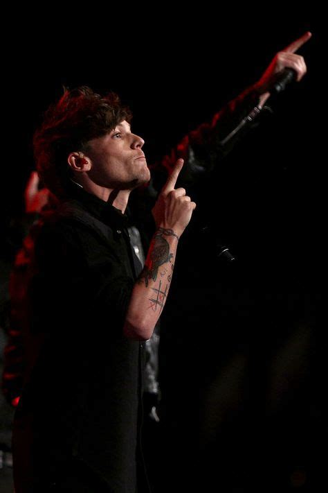 One Direction, Louis Tomlinson performs on stage during the 28th... en ...