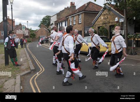 Hand in hand pub wimbledon hi-res stock photography and images - Alamy