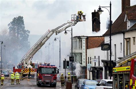 Midhurst: Fire engulfs 400-year-old Angel Inn ‘housing Ukrainian refugees’ - Yahoo Sports