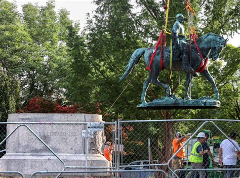 Robert E. Lee statue removed in Charlottesville | PBS News Weekend