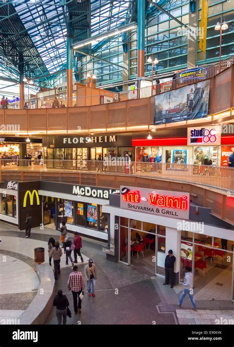 JOHANNESBURG, SOUTH AFRICA - People in shopping center, in Carlton Centre Stock Photo - Alamy