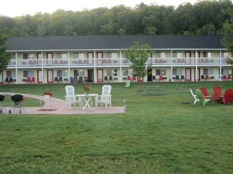 BEACH INN MOTEL ON MUNISING BAY - Updated 2024 Prices & Hotel Reviews (MI)