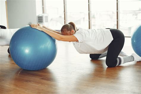Download Exercise Ball Pregancy Pictures - leg exercises on ball