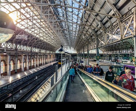 Manchester Victoria train station Stock Photo - Alamy