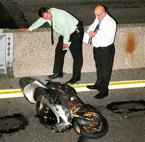 Motorcyclist dies after being thrown from bike on Grand Central Parkway – New York Daily News