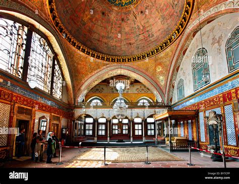 The Imperial (Sultan's) hall in the Harem of Topkapi Palace, Istanbul ...