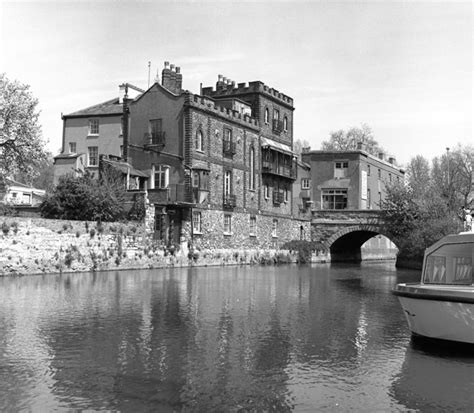 Folly Bridge and battlemented house,... © Dr Neil Clifton cc-by-sa/2.0 ...