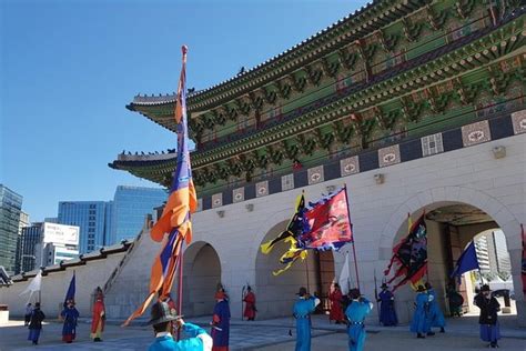 Morning Walking Tour: Gyeongbokgung Palace and Bukchon Hanok Village Seoul