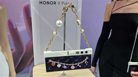 Honor V Purse Folding Phone Is an Accident Waiting To Happen - Tech Advisor