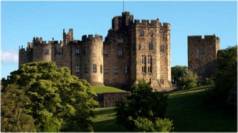 The magnificent Alnwick Castle, Hogwarts School of Magic, Witchcraft ...