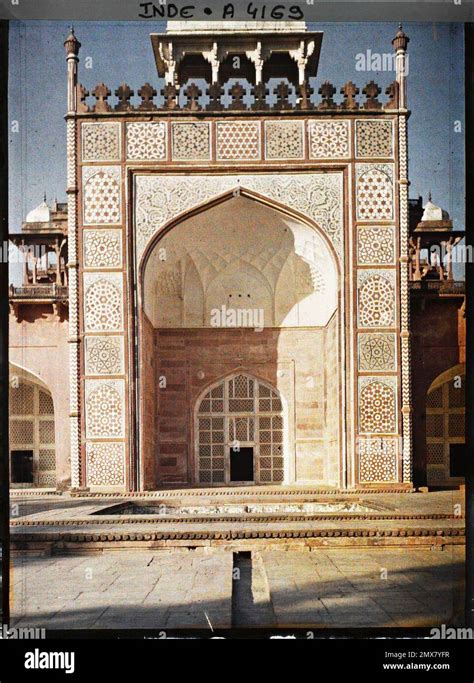 Sikandara (Sikandra), Indes the great central iwan of the facade of the ...