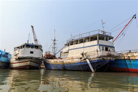 Pinisi ships in Jakarta stock image. Image of lamba - 161441931