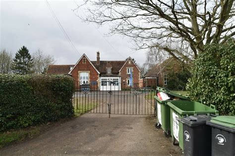 Farnham Primary School © N Chadwick cc-by-sa/2.0 :: Geograph Britain and Ireland