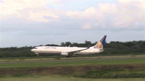 UNITED Airlines, Boeing 739, despegando desde SDQ por la pista 35, (06-12-2014). - YouTube