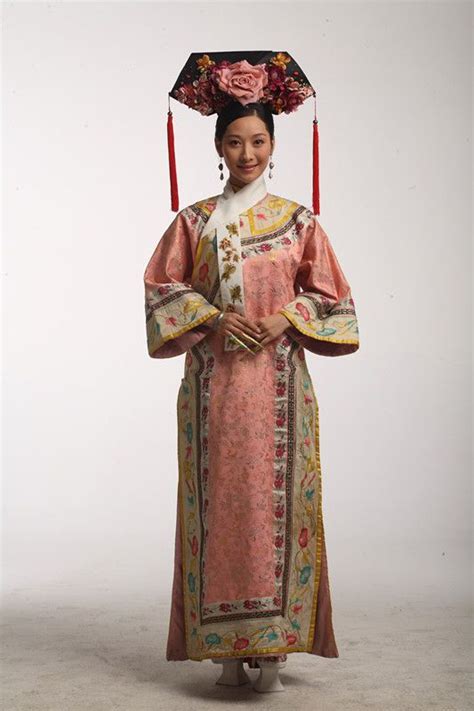 Qing dynasty women dressing at court Chinese Traditional Dress, Chinese ...