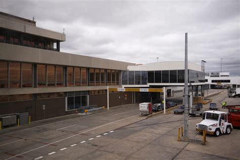 Living in the '70s - Melbourne Airport terminal 3 | The glas… | Flickr