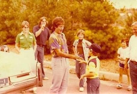 Nanu Nanu! Robin Williams greeting a young fan in 1978.