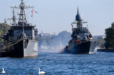 Russian Navy Baltic Fleet establish communication between ships ...