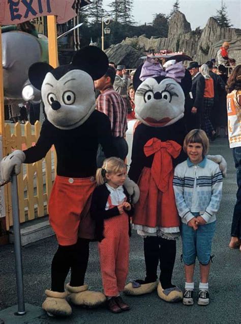 17 Ridiculously Creepy Vintage Disneyland Costumes