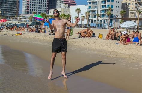 Tic-tac-tic: Matkot is the sound of summer on Israel's beaches | CBC News