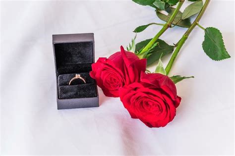 Bague De Mariage Avec Des Roses Rouges Sur Un Tableau Blanc | Photo Gratuite