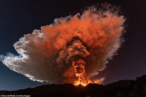 Monte Etna: Fotos De Satélite Muestran La Erupción Del Volcán Desde El Espacio