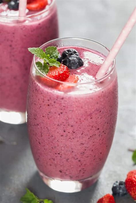 Mixed Berry Smoothie Recipe (+Video) - CurryTrail