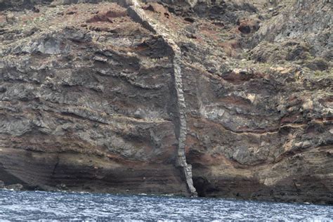 Dike cutting older volcanic rock – Geology Pics