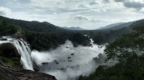 Athirapally Falls (cascade), IN location de vacances à partir de € 14 ...