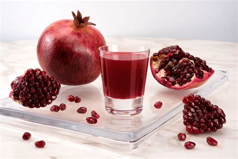 Pomegranate Juice: Benefits, Side Effects, and Preparations