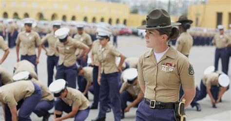 Female recruits make history at Marine training camp - CBS News