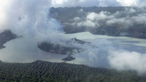 Vanuatu: Ambae island evacuated again over volcano eruption - BBC News