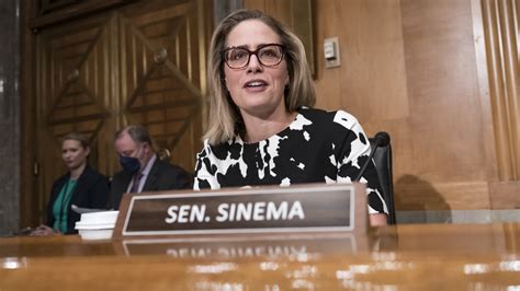 Kyrsten Sinema leaves Democratic Party, cuts margin in US Senate