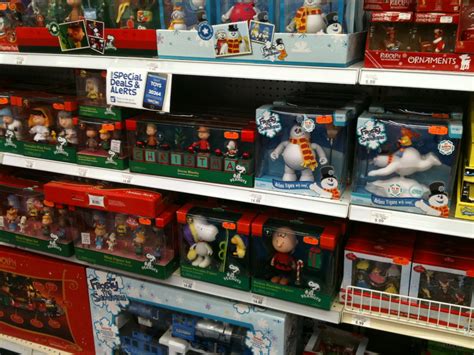 Nostalgic G: New Peanuts Christmas items at Toys R Us...